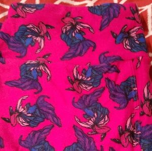 Lularoe OS leggings red base with beta fish